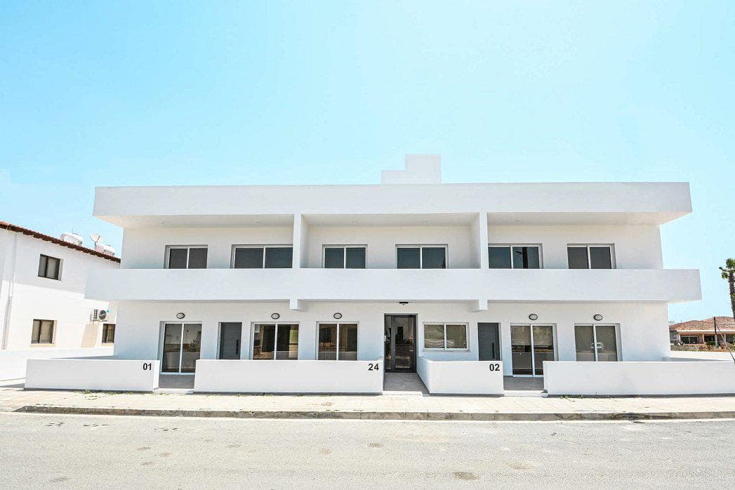 Low-rise residence close to the beach and the university, in the prestigious area of Livadia