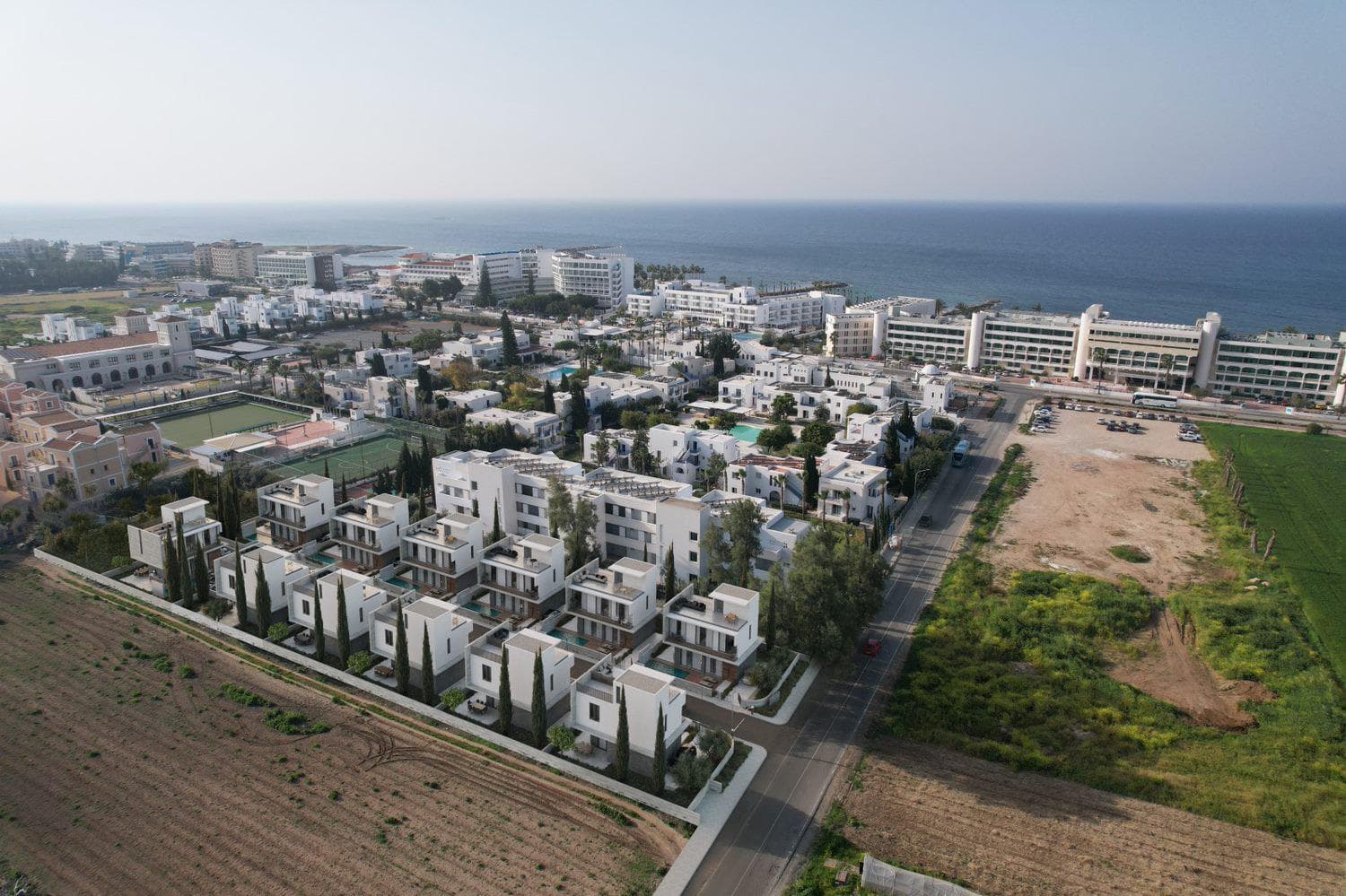 Exclusive complex of villas with swimming pools at 300 meters from the beach