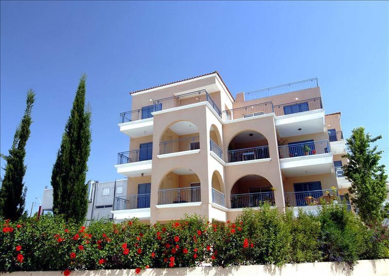 Residence with a swimming pool and gardens in the city center