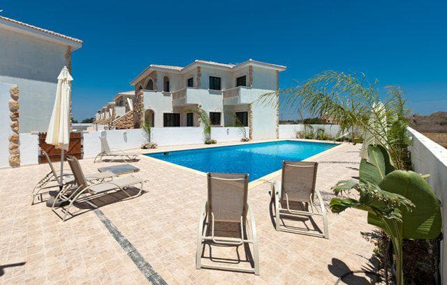 Residence with a swimming pool in a picturesque area