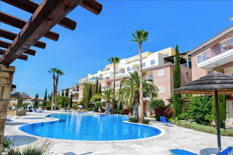 Residence with swimming pools close to the airport, the beach and the center of Geroskipou