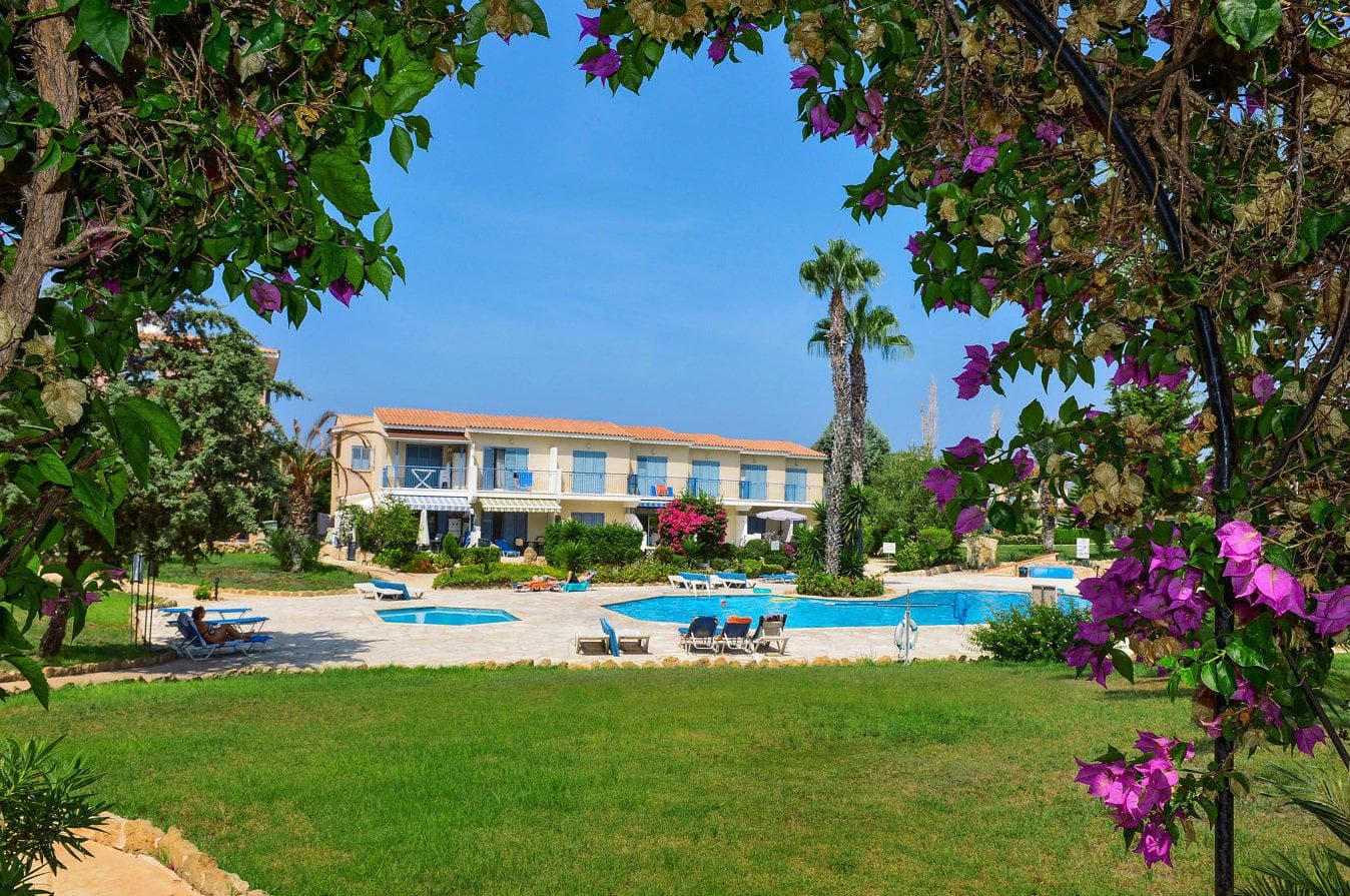 Residence with swimming pools and gardens close to the city center
