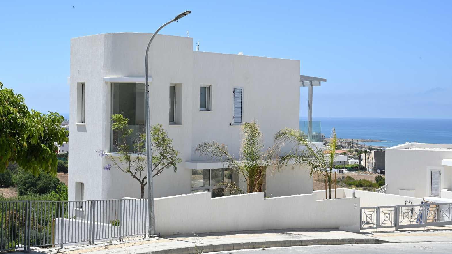 Complex of villas at 300 meters from the sea