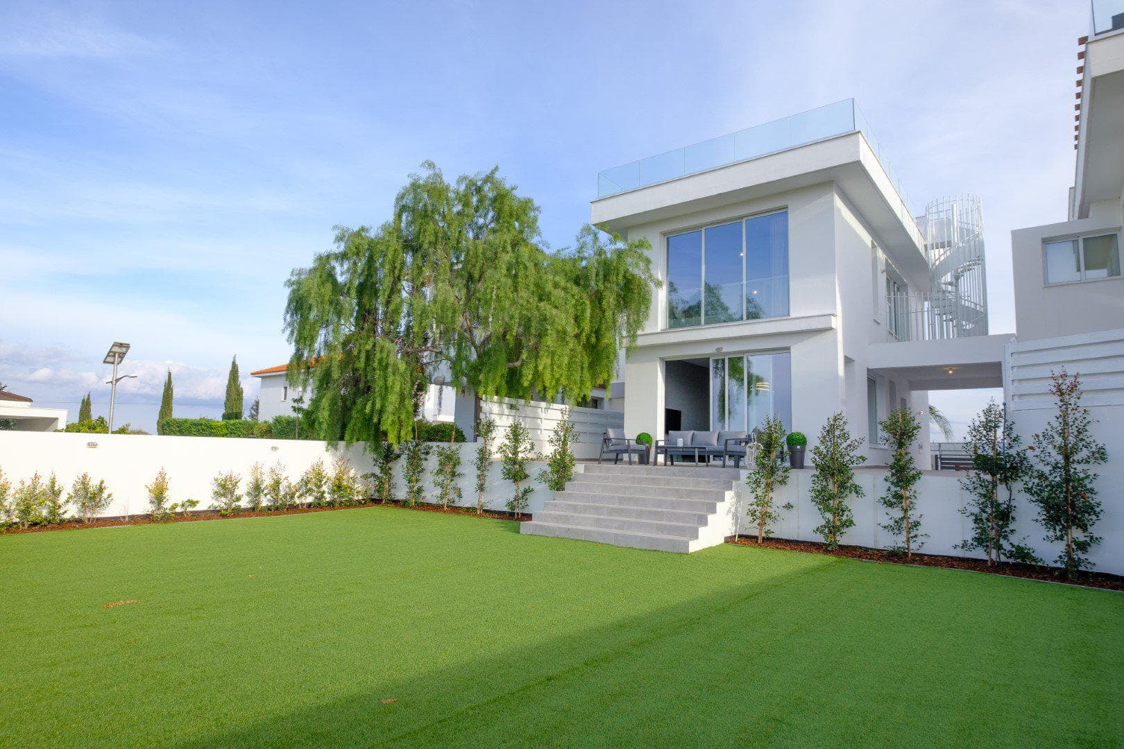Modern complex of villas with panoramic views near the center of Larnaca