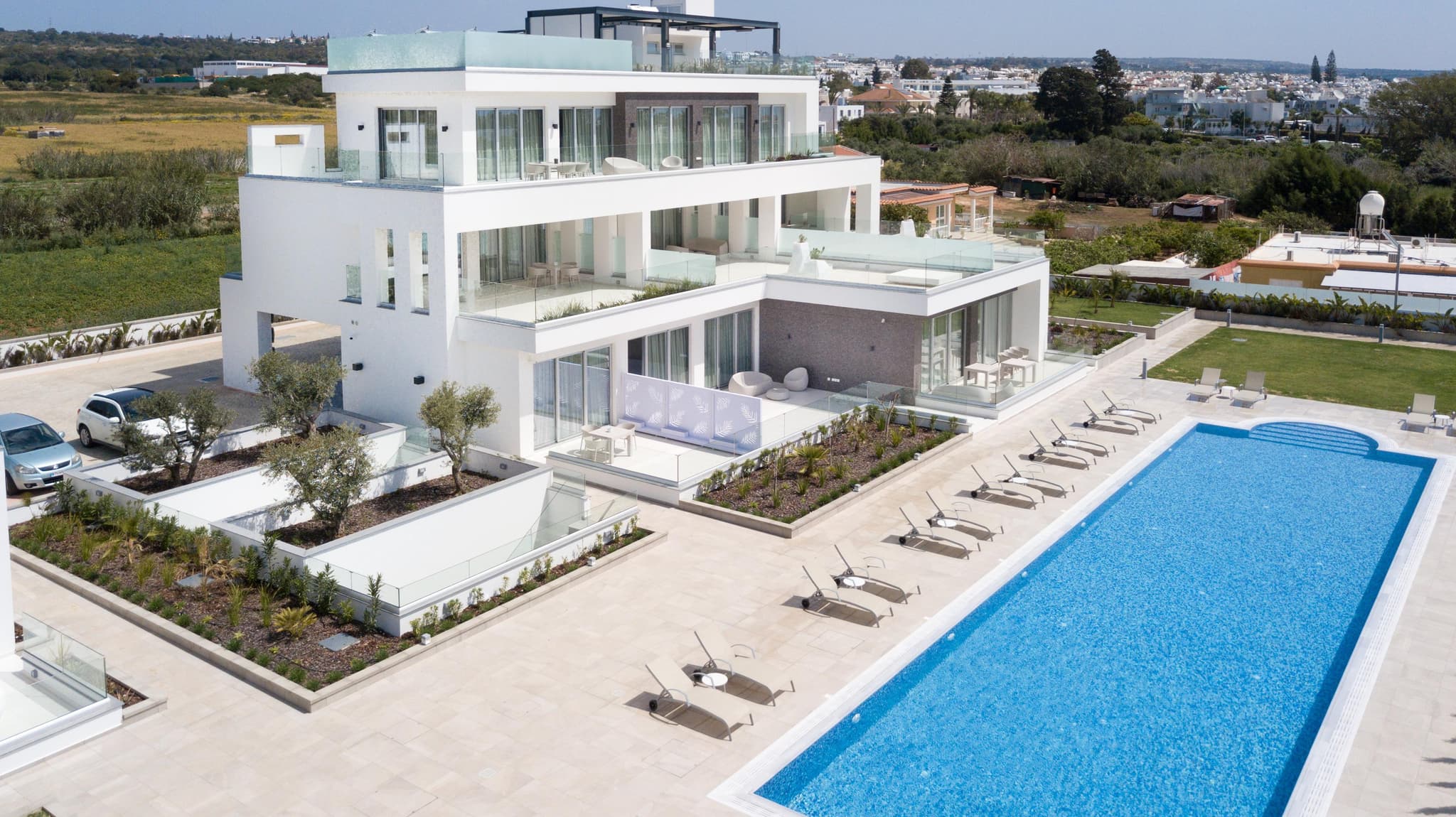 Complex of furnished apartments with a swimming pool, 850 meters from the beach