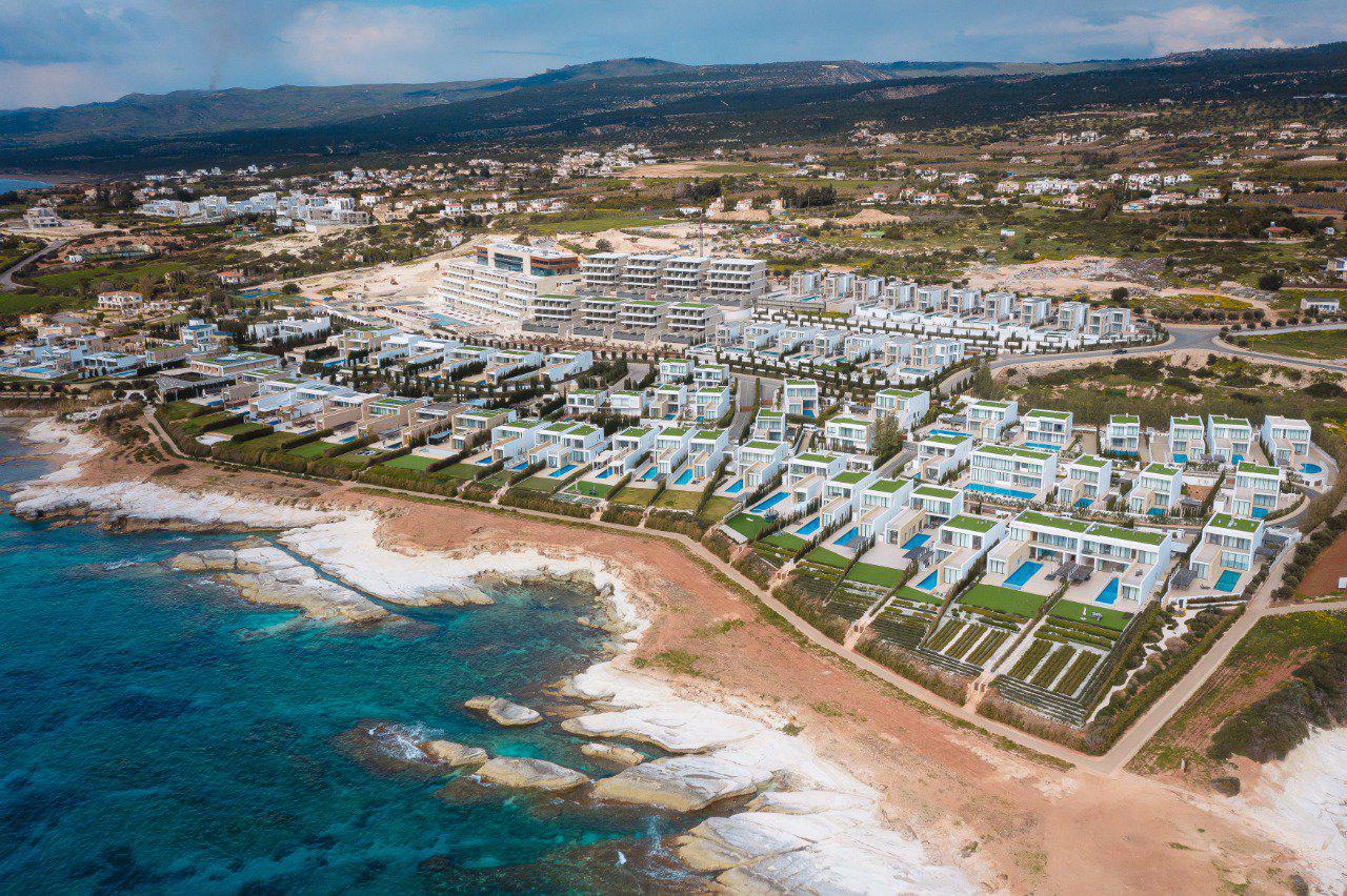 Luxury complex of villas with rich infrastructure on the first sea line