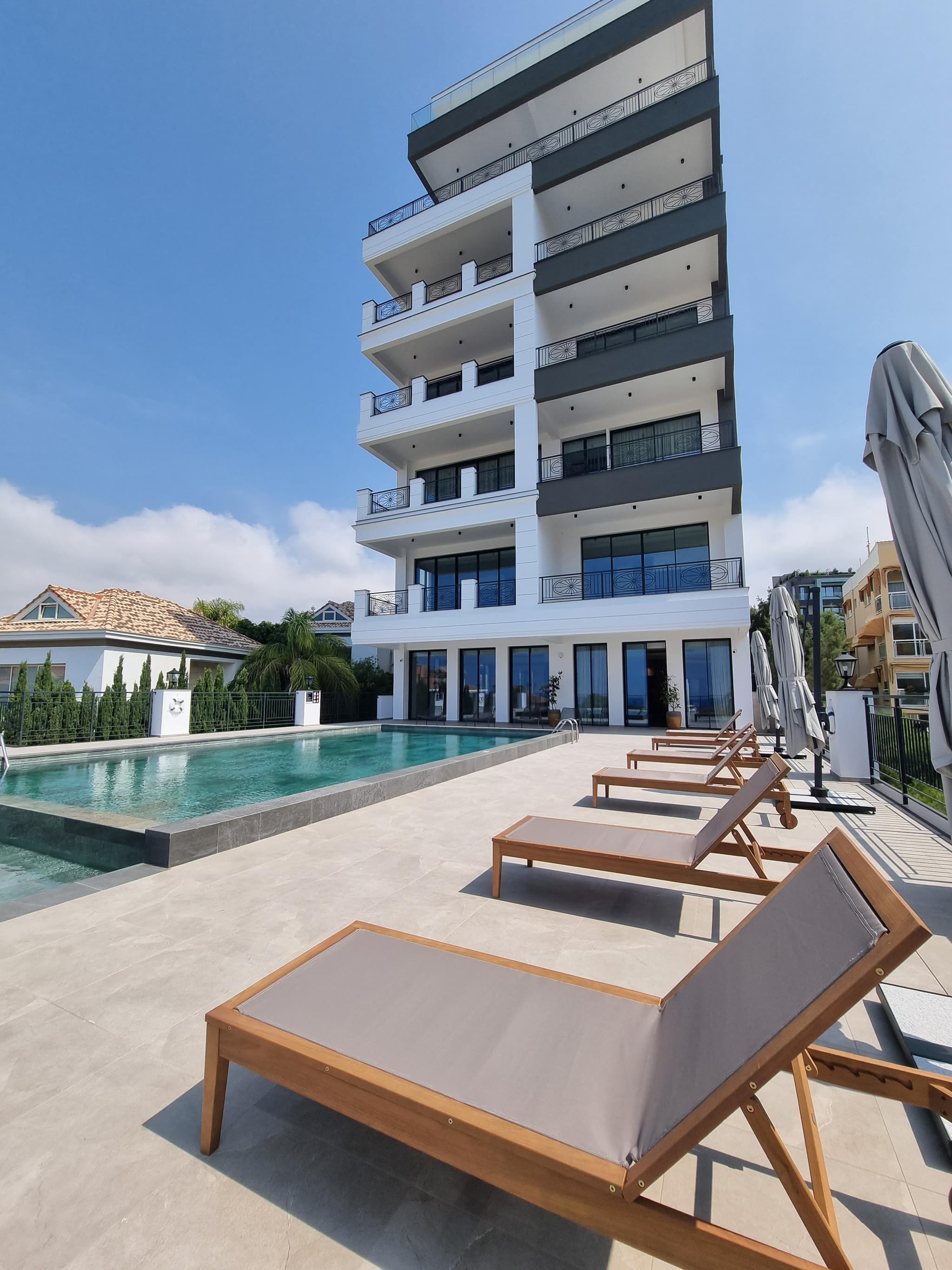 Residence with a swimming pool and an underground parking in front of the beach and the marina, Limassol