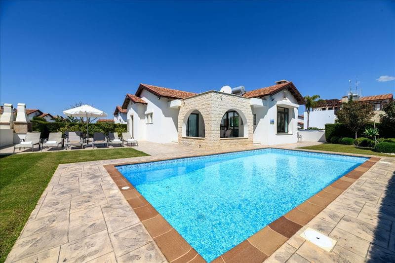Complex of furnished villas with swimming pools at 400 meters from the sea