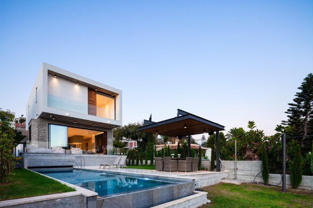 New villa with a swimming pool close to the places of interest